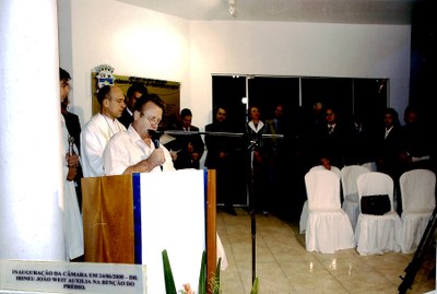 Inauguração da Câmara em 24/06/2008 - Dr. Irineu João Weit auxilia na bênção do prédio