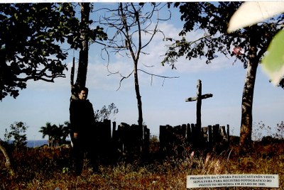 Presidente da Câmara Paulo Castanõn visita sepultura para registro fotográfico do Instituto Memória em julho de 2009