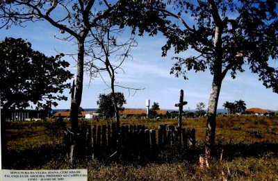 Sepultura da Velha Joana, cercada de palanques de aroeira, próximo ao Campus da UFMT - Julho de 2009