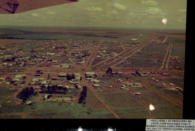 Vista aérea de Primavera do Leste, com destaque para o Bairro Castelândia, Posto Barril, MT-130 e Av. Porto Alegre - Anos 80