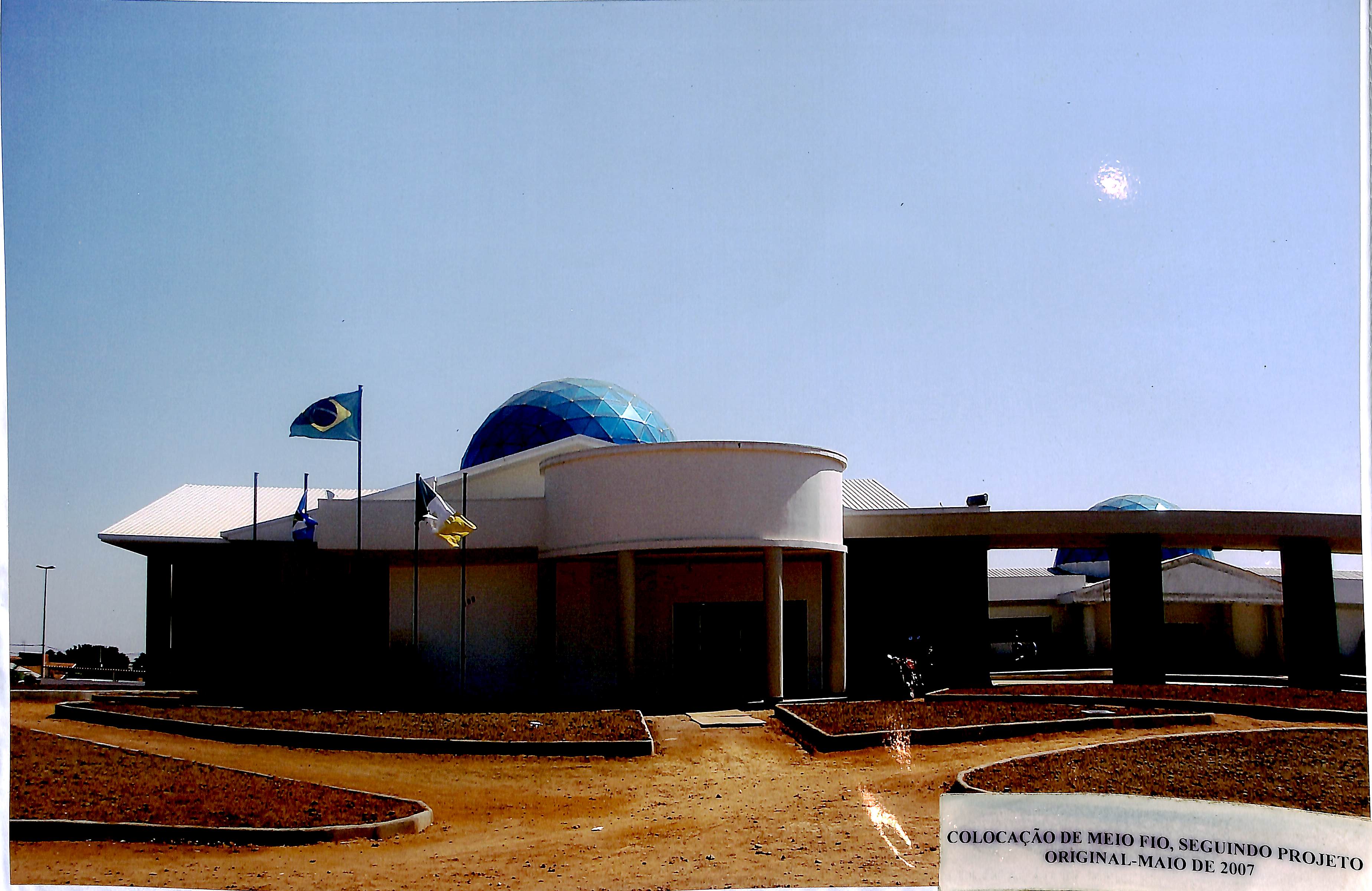 Colocação de meio-fio, seguindo o projeto original - Maio de 2007