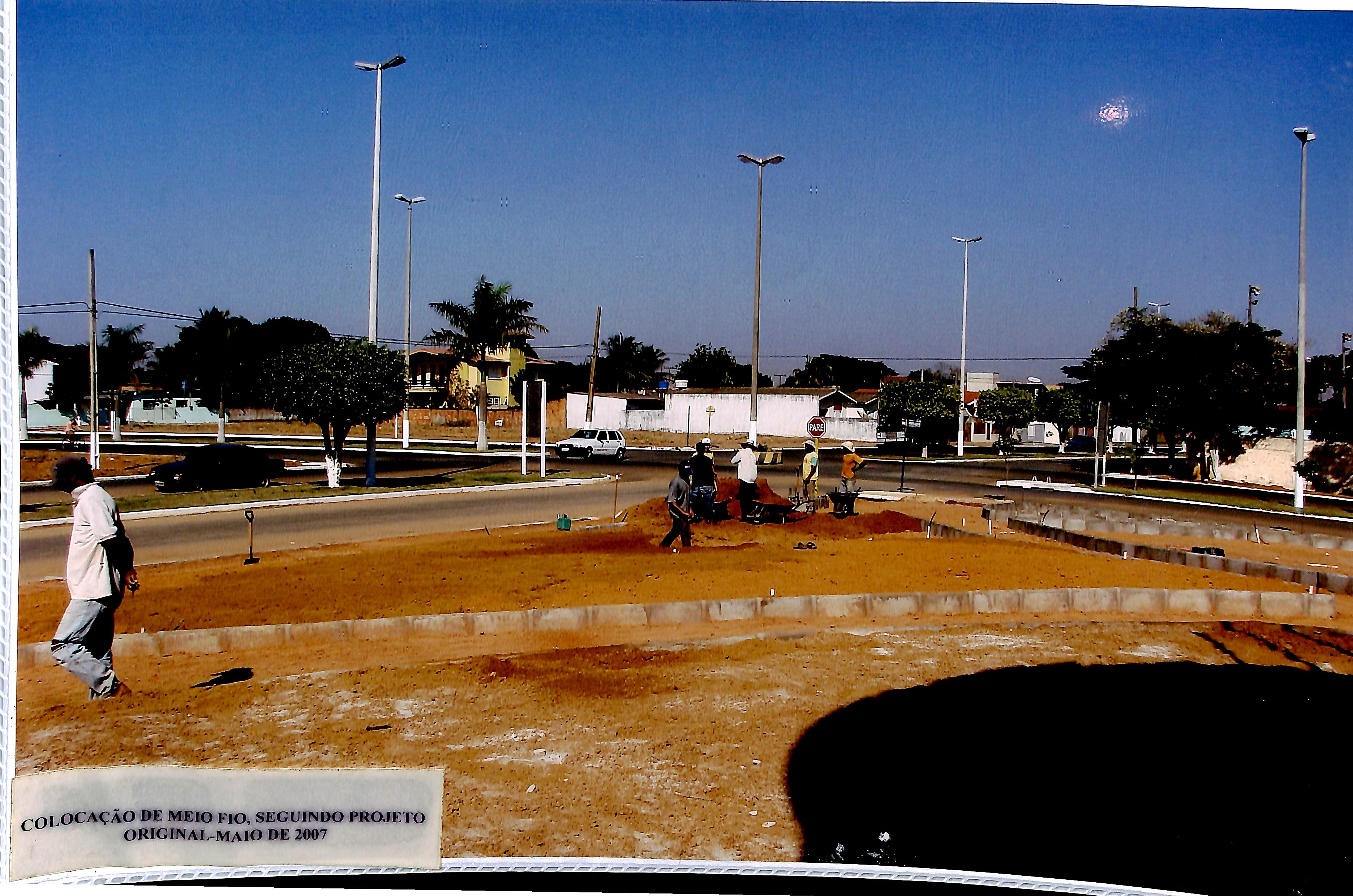 Colocação de meio-fio, seguindo o projeto original - Maio de 2007