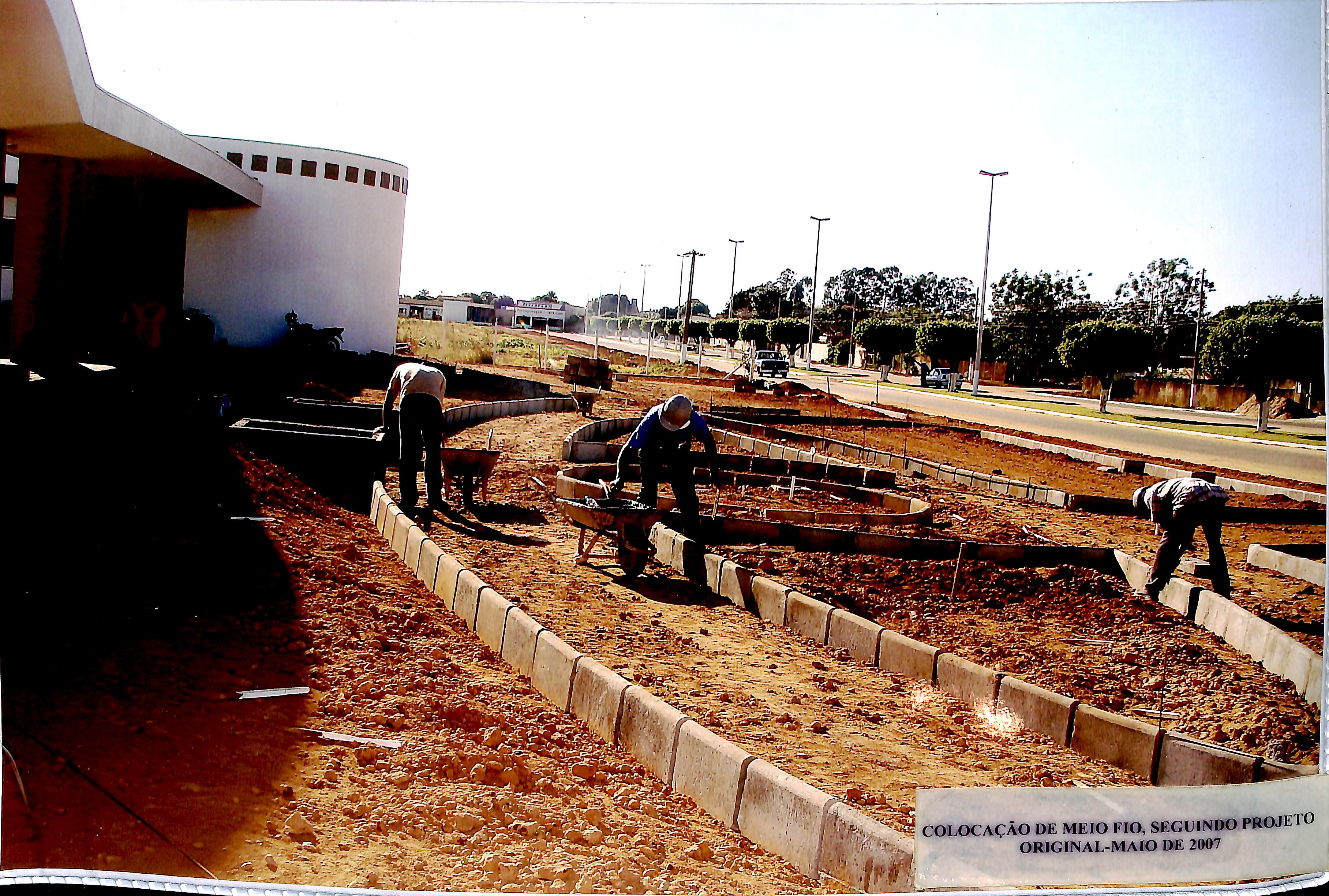Colocação de meio-fio, seguindo o projeto original - Maio de 2007