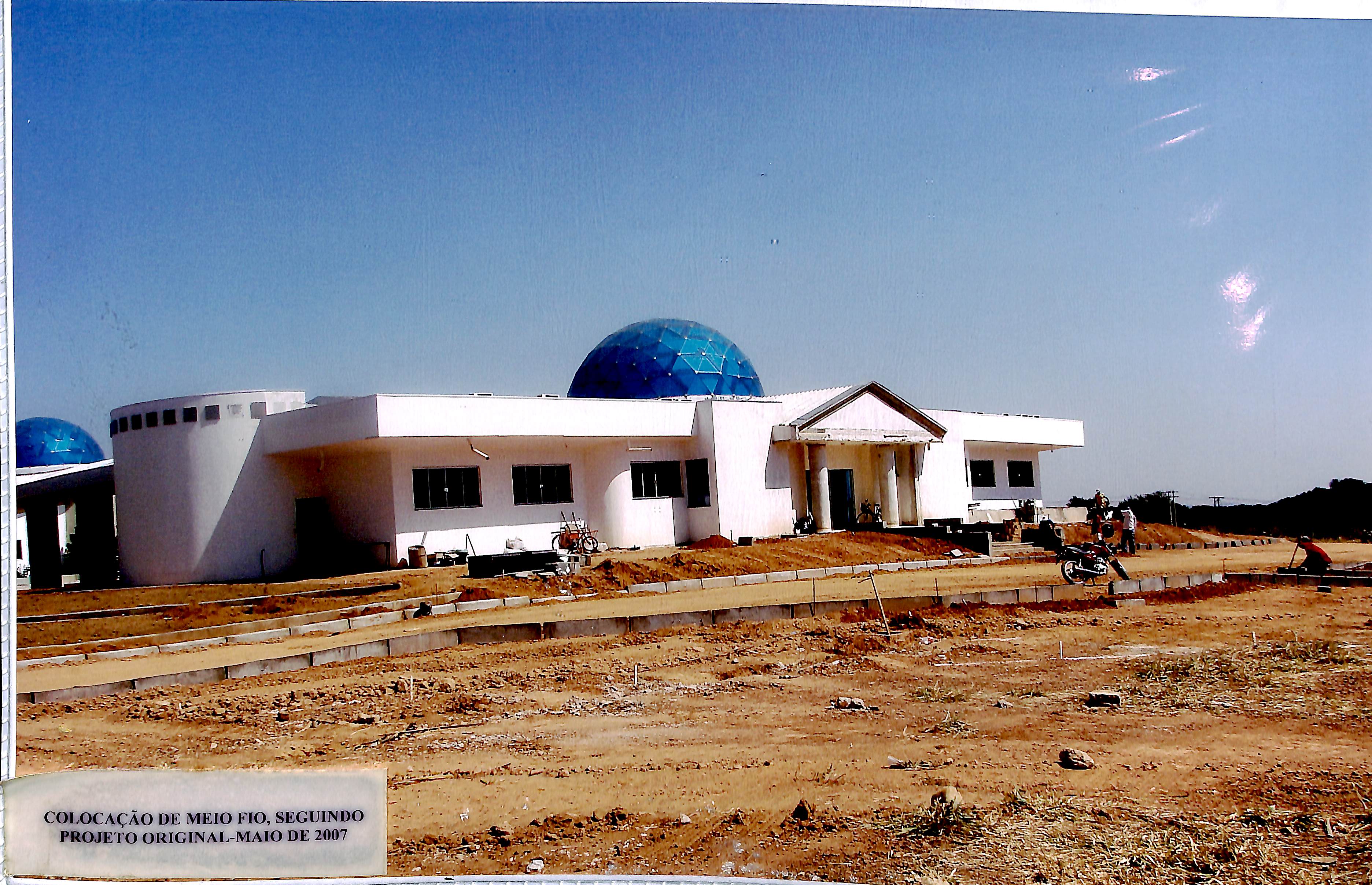 Colocação de meio-fio, seguindo o projeto original - Maio de 2007