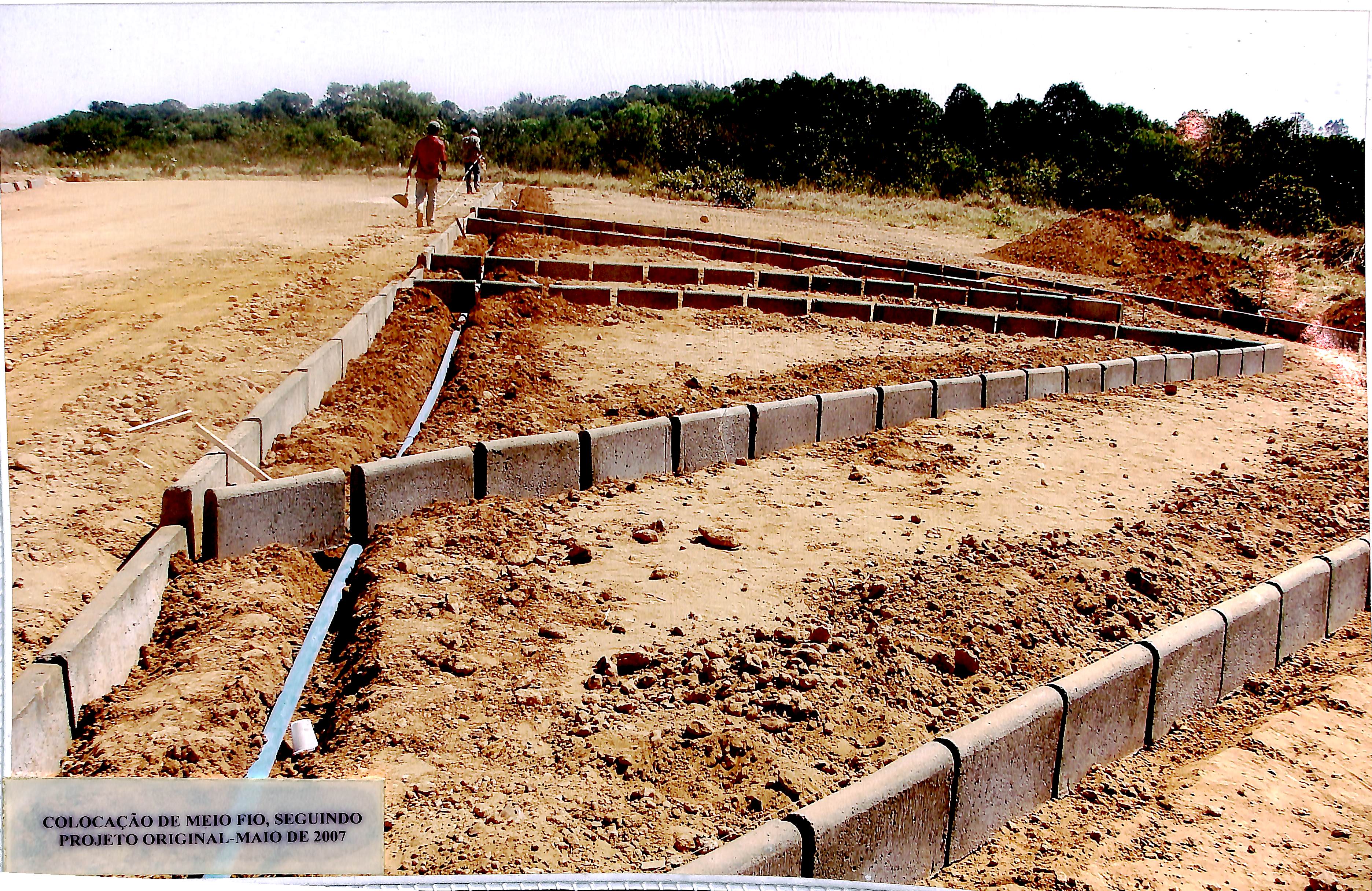 Colocação de meio-fio, seguindo o projeto original - Maio de 2007