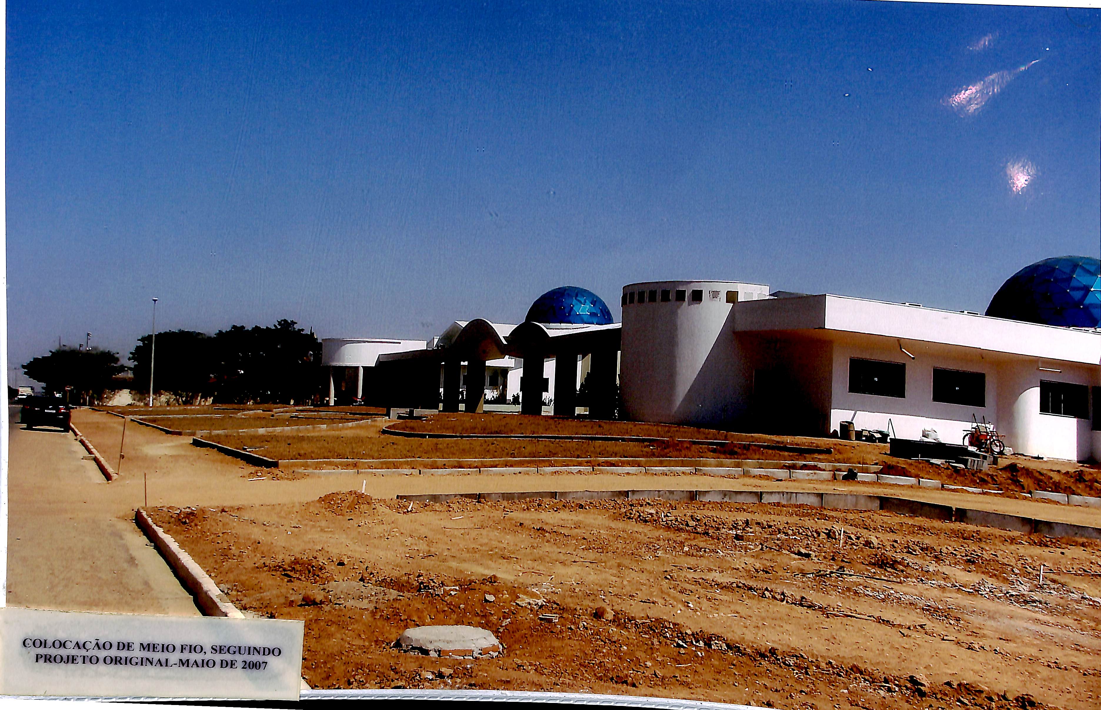 Colocação de meio-fio, seguindo o projeto original - Maio de 2007