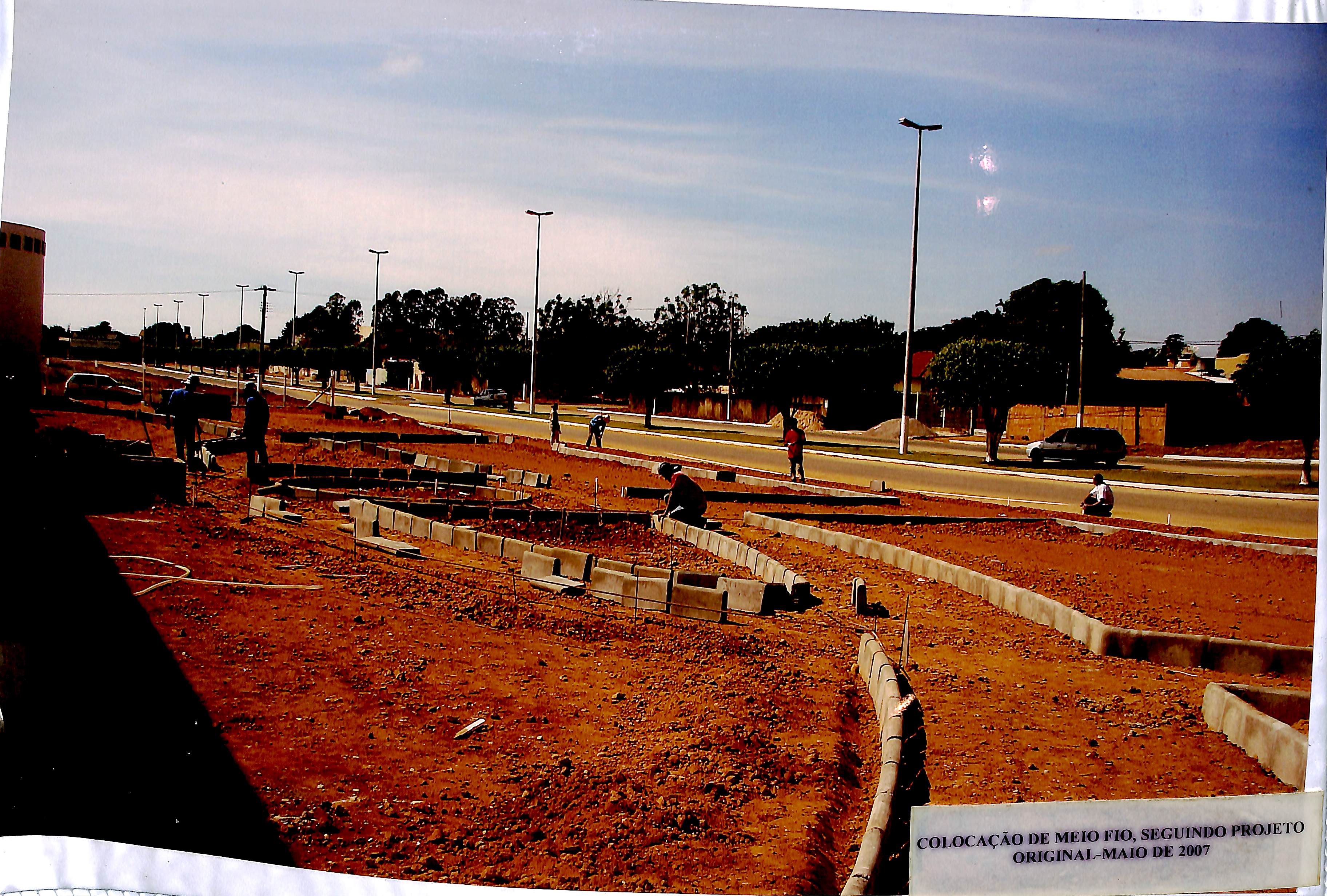 Colocação de meio-fio, seguindo o projeto original - Maio de 2007