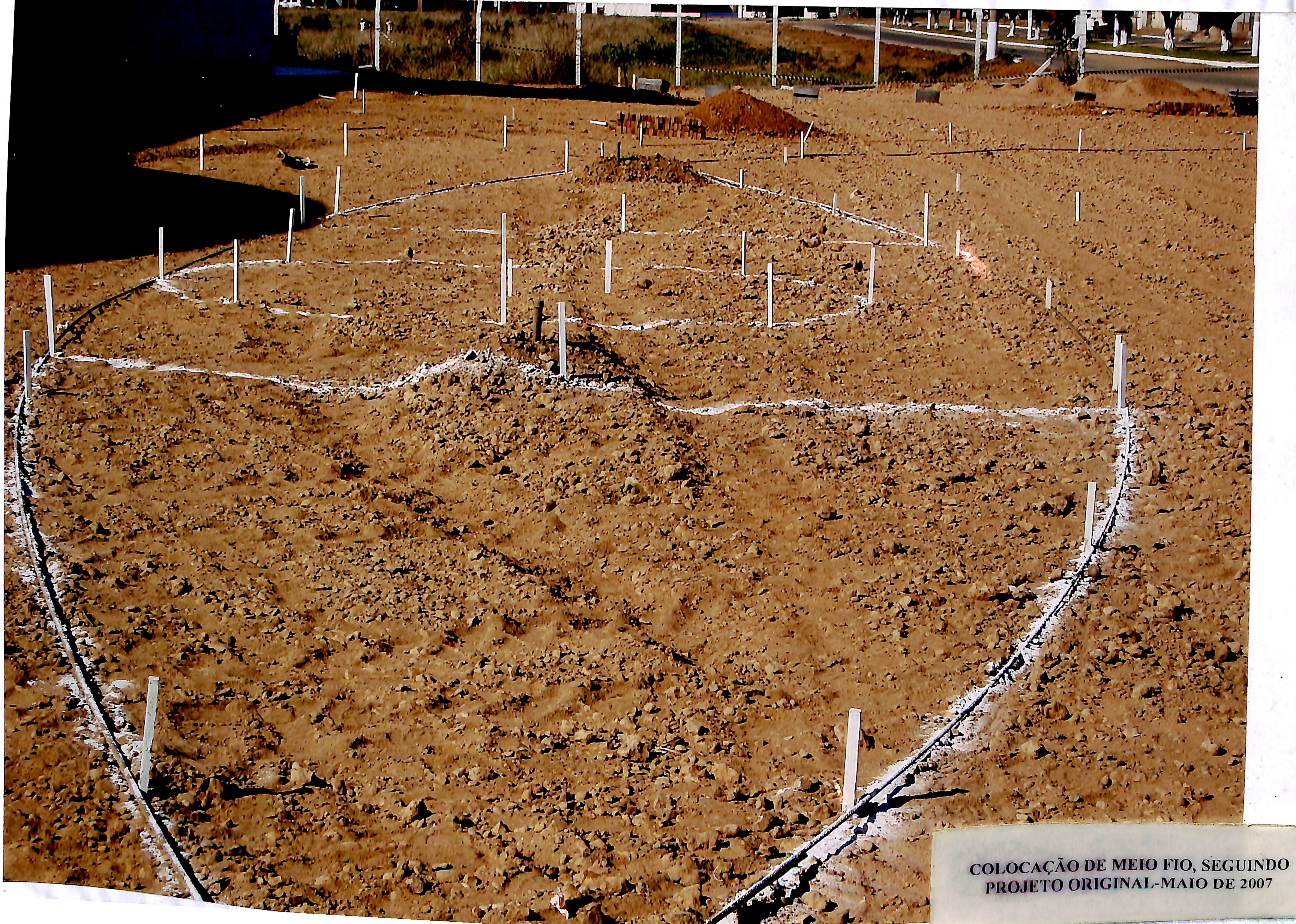 Colocação de meio-fio, seguindo o projeto original - Maio de 2007