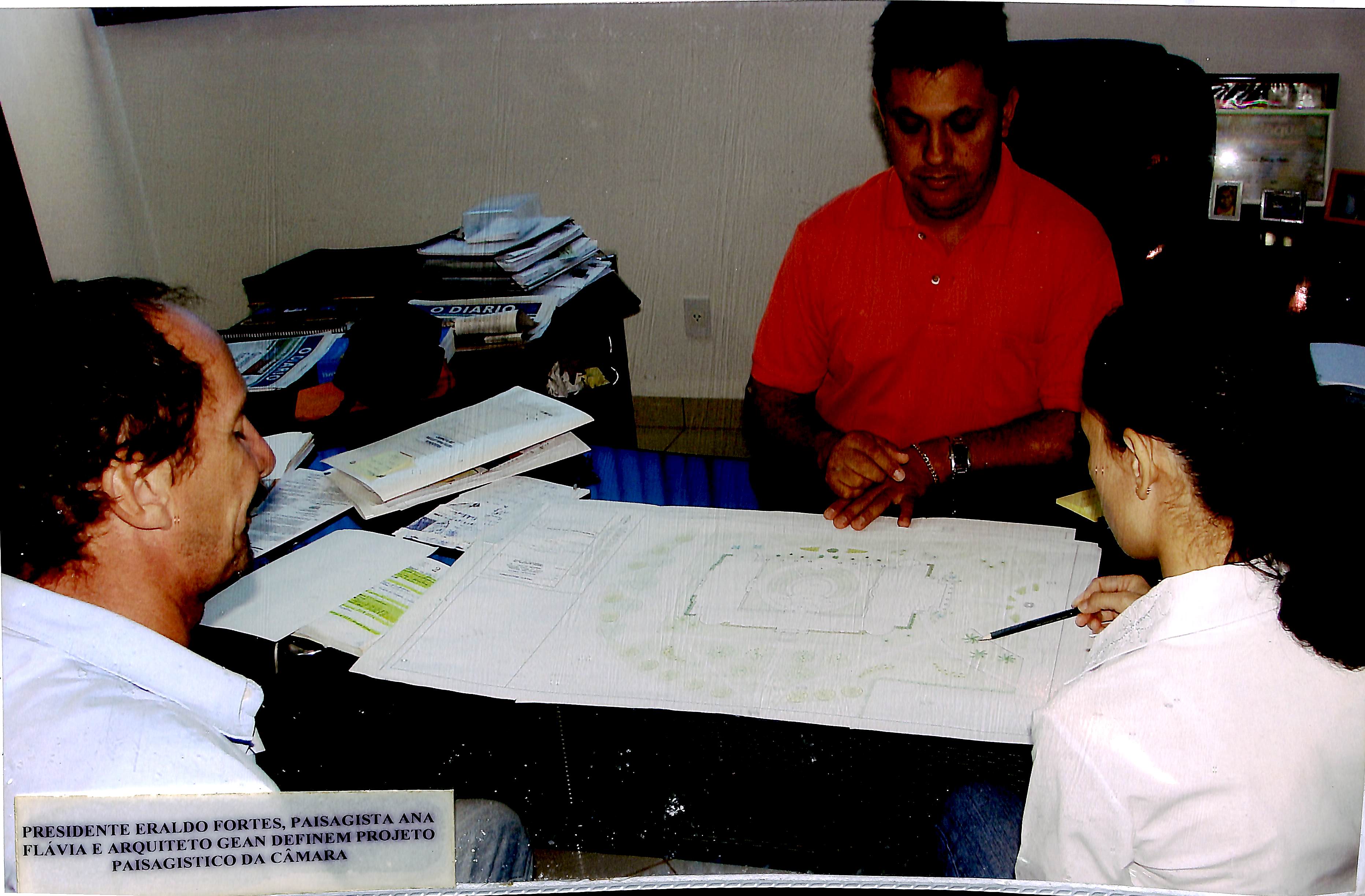 Presidente Eraldo Fortes, paisagista Ana Flávia e arquiteto Gean definem projeto paisagístico da Câmara