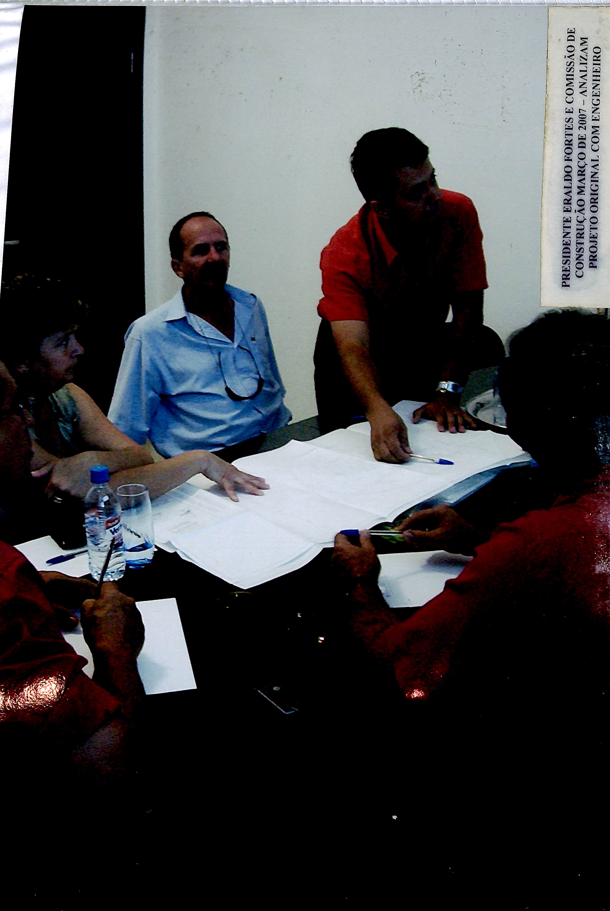 Presidente Eraldo Fortes e Comissão de Construção - Março de 2007 - Analisam projeto original com engenheiro
