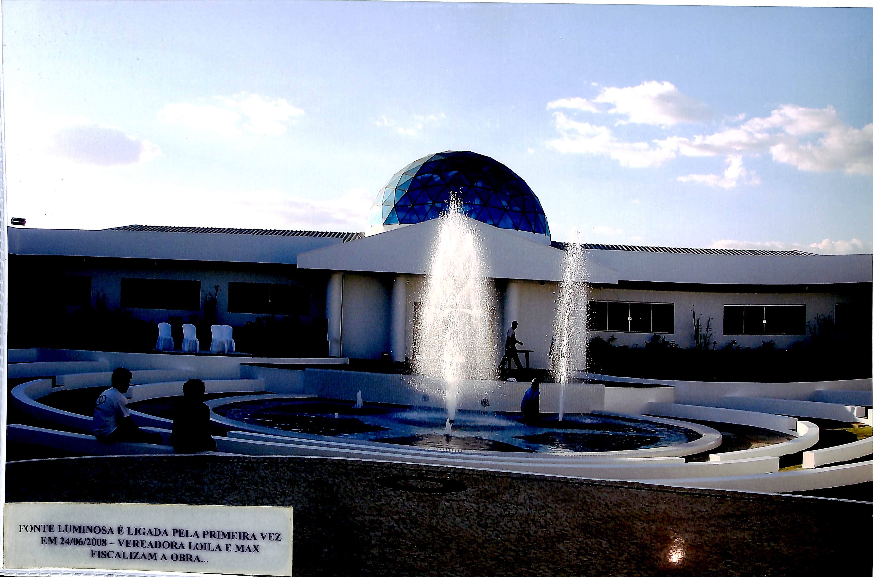 Fonte luminosa é ligada pela primeira vez em 24/06/2008 - Vereadora Loila e Max fiscalizam a obra