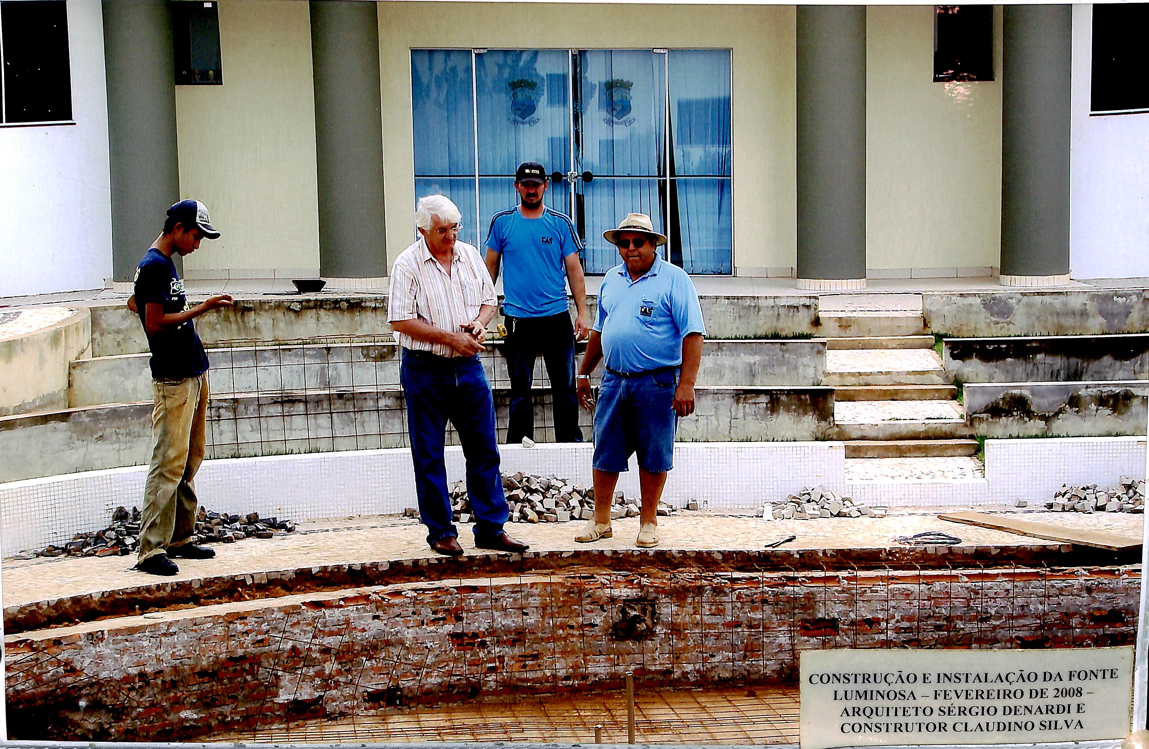 Construção e instalação da fonte luminosa - Fevereiro de 2008 - Arquiteto Sérgio Denardi e construtor Claudino Silva