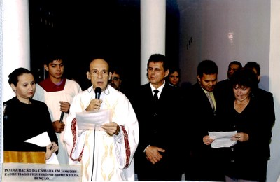 Inauguração da Câmara em 24/06/2008 - Padre Tiago Figueiró no momento da bênção