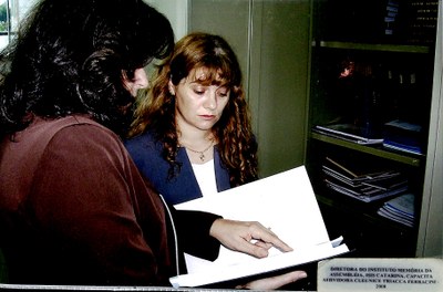 Diretora do Instituto Memória da Assembleia Isis Catarina capacita a servidora Cleonice Triacca Ferracini - 2008