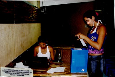 Catalogação, identificação e registro de documentos - Acervo do Instituto Memória - Haritana e Jéssica - Maio de 2008
