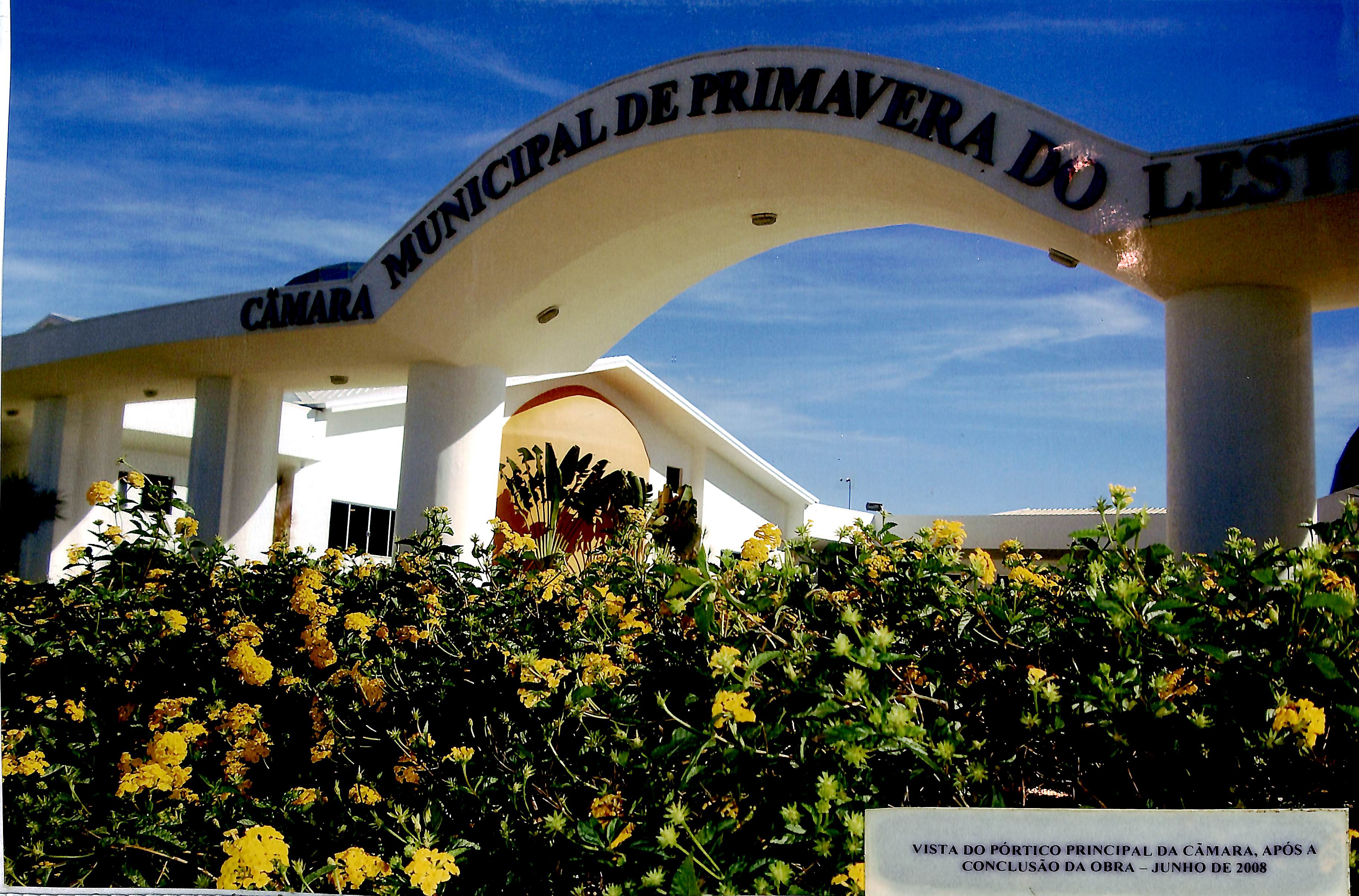 Vista do pórtico principal da Câmara após a conclusão da obra - Junho de 2008