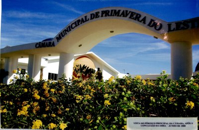 Vista do pórtico principal da Câmara após a conclusão da obra - Junho de 2008