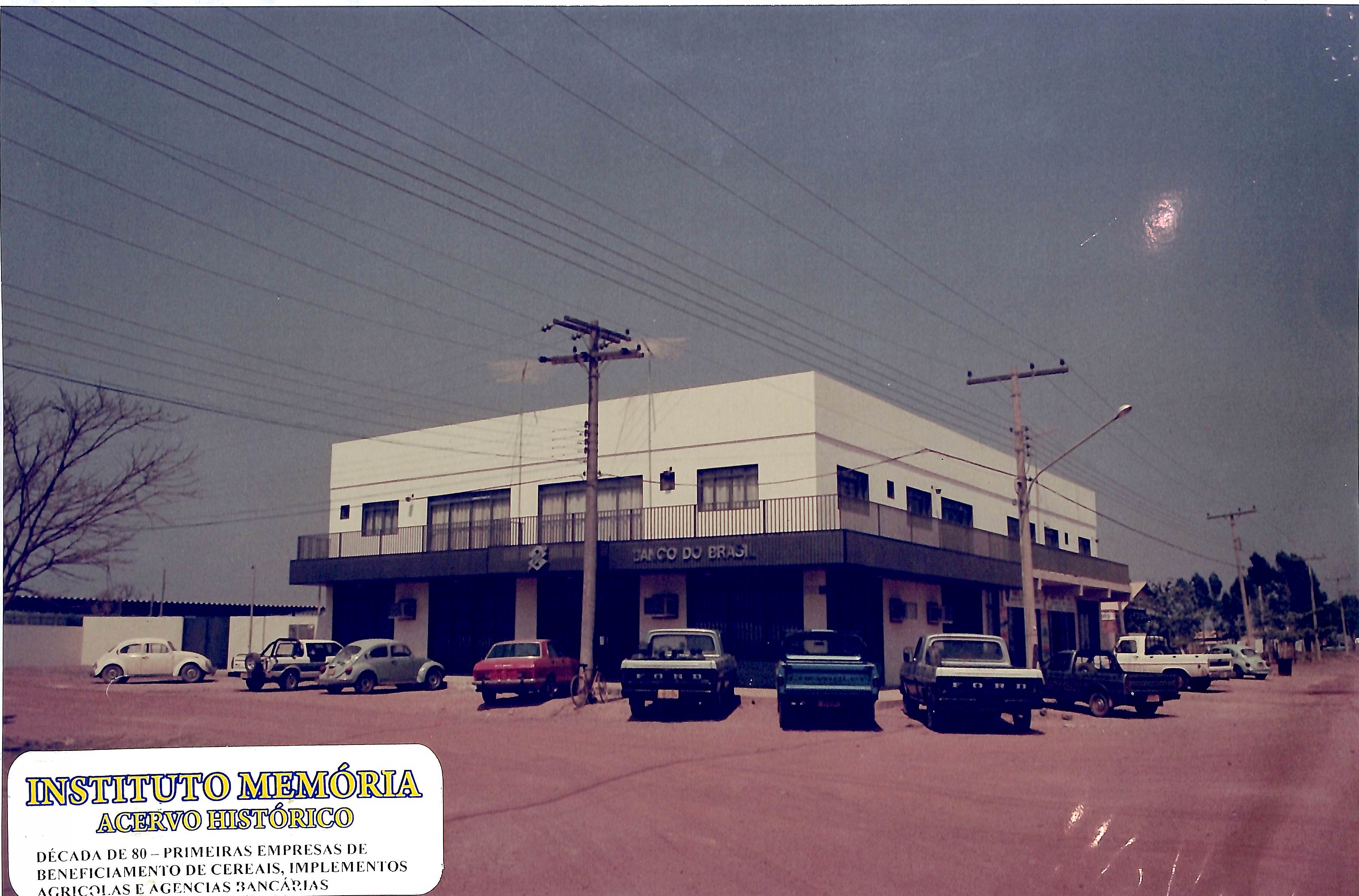 Década de 80 - Primeiras empresas de beneficiamento de cereais, implementos agrícolas e agências bancárias