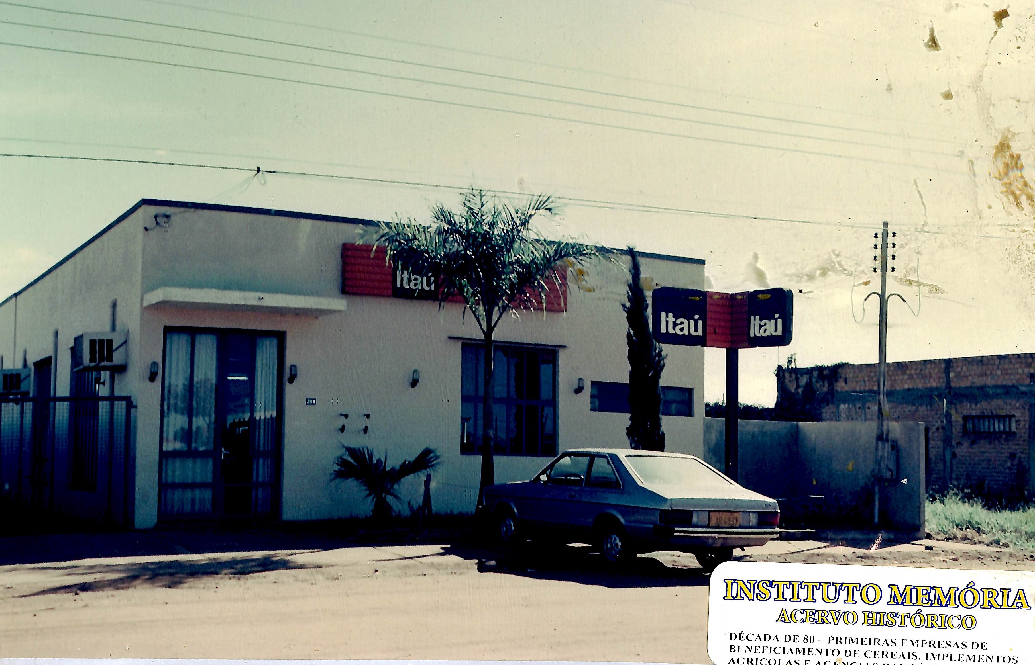 Década de 80 - Primeiras empresas de beneficiamento de cereais, implementos agrícolas e agências bancárias