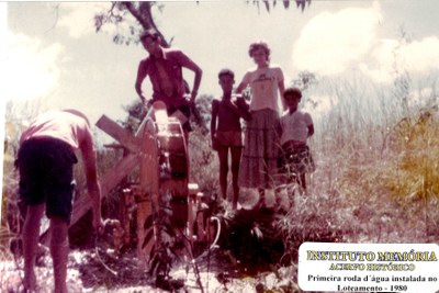 A primeira roda d'água instalada no Loteamento - 1980