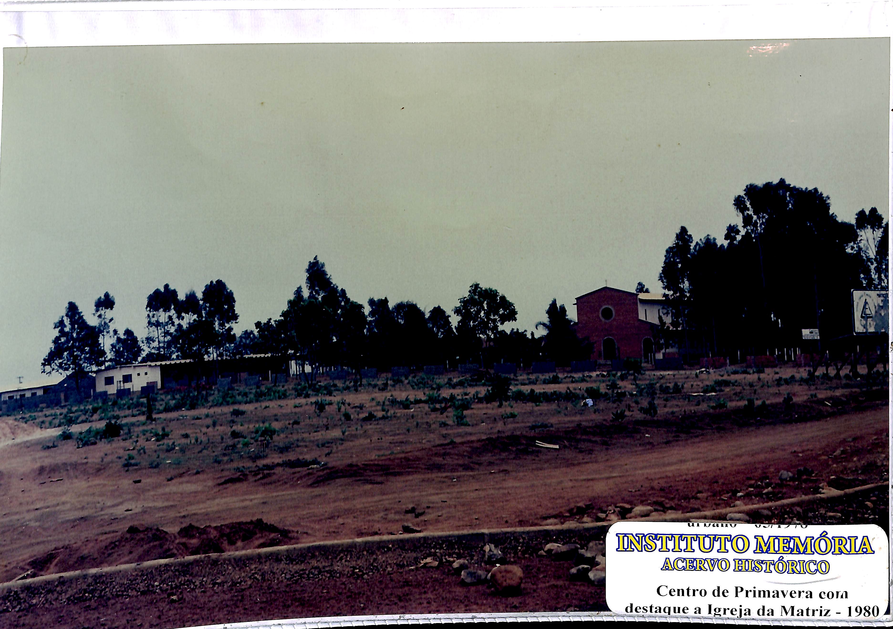 Centro de Primavera do Leste com destaque a Igreja Matriz - 1980