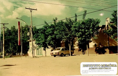 Década de 80 - Primeiras empresas de beneficiamento de cereais, implementos agrícolas e agências bancárias