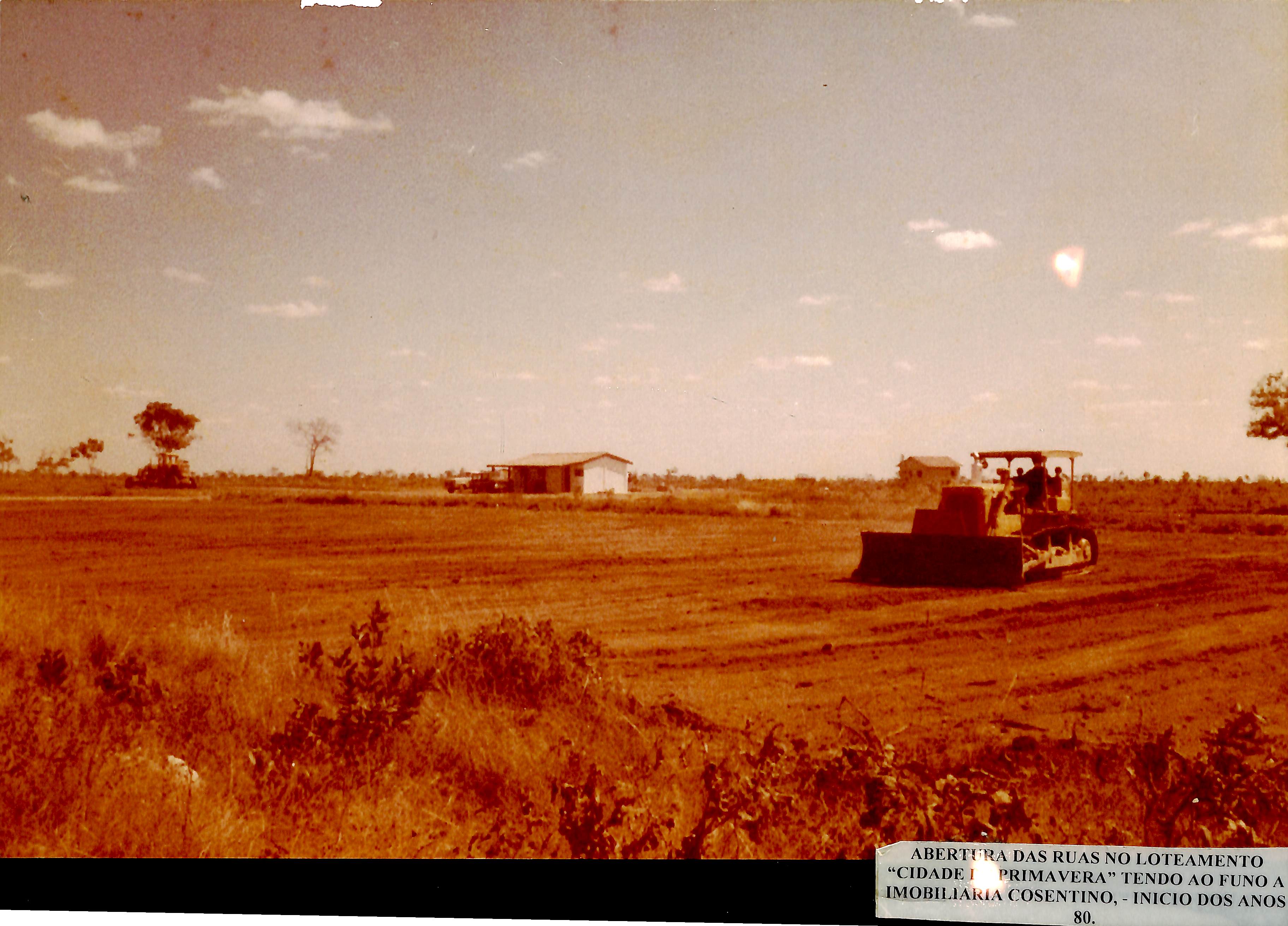 Abertura das ruas no Loteamento Cidade Primavera, tendo ao fundo a Imobiliária Cosentino - Início dos Anos 80