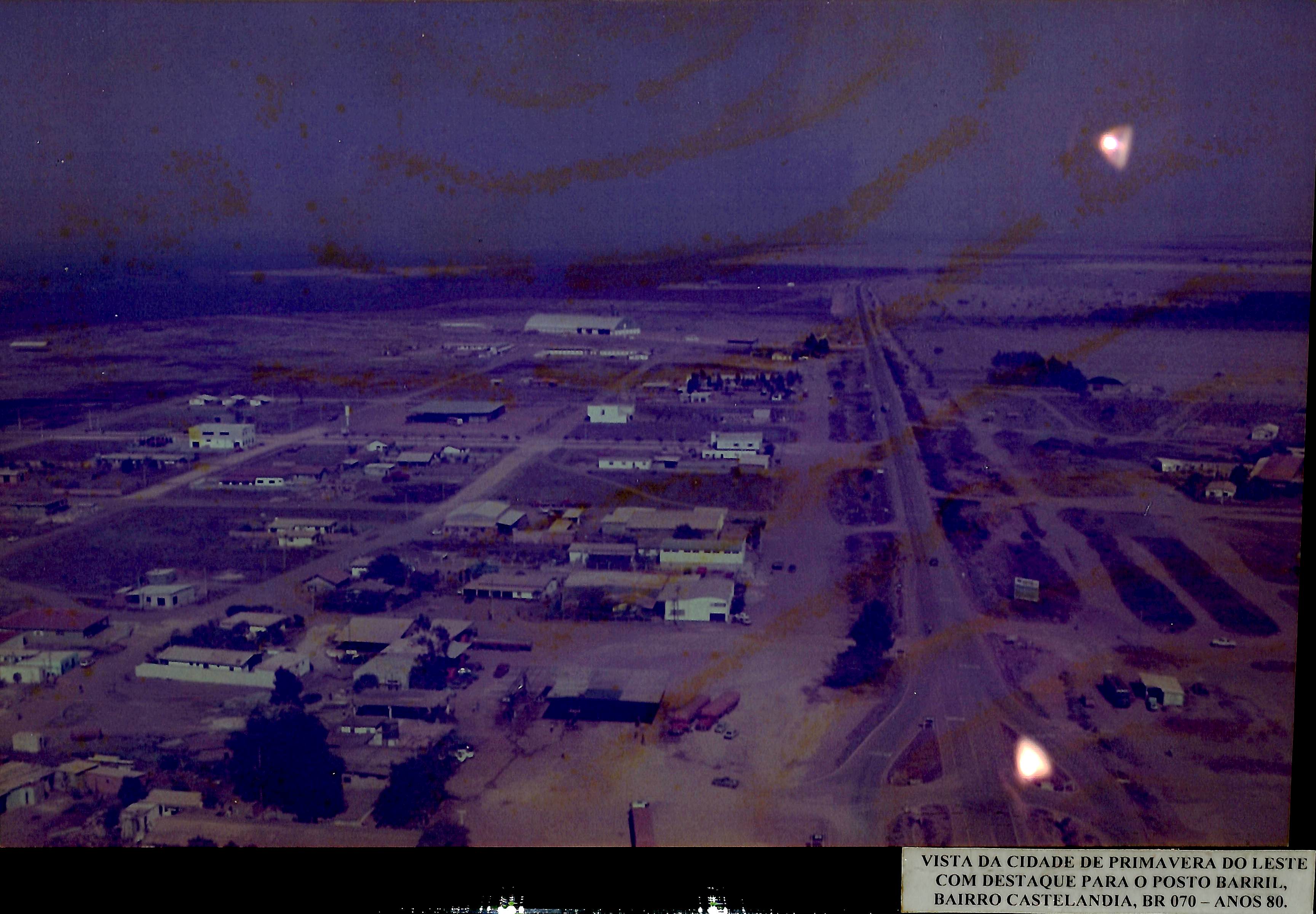 Vista da cidade de Primavera do Leste, com destaque para o Posto Barril, Bairro Castelândia e BR-070 - Anos 80
