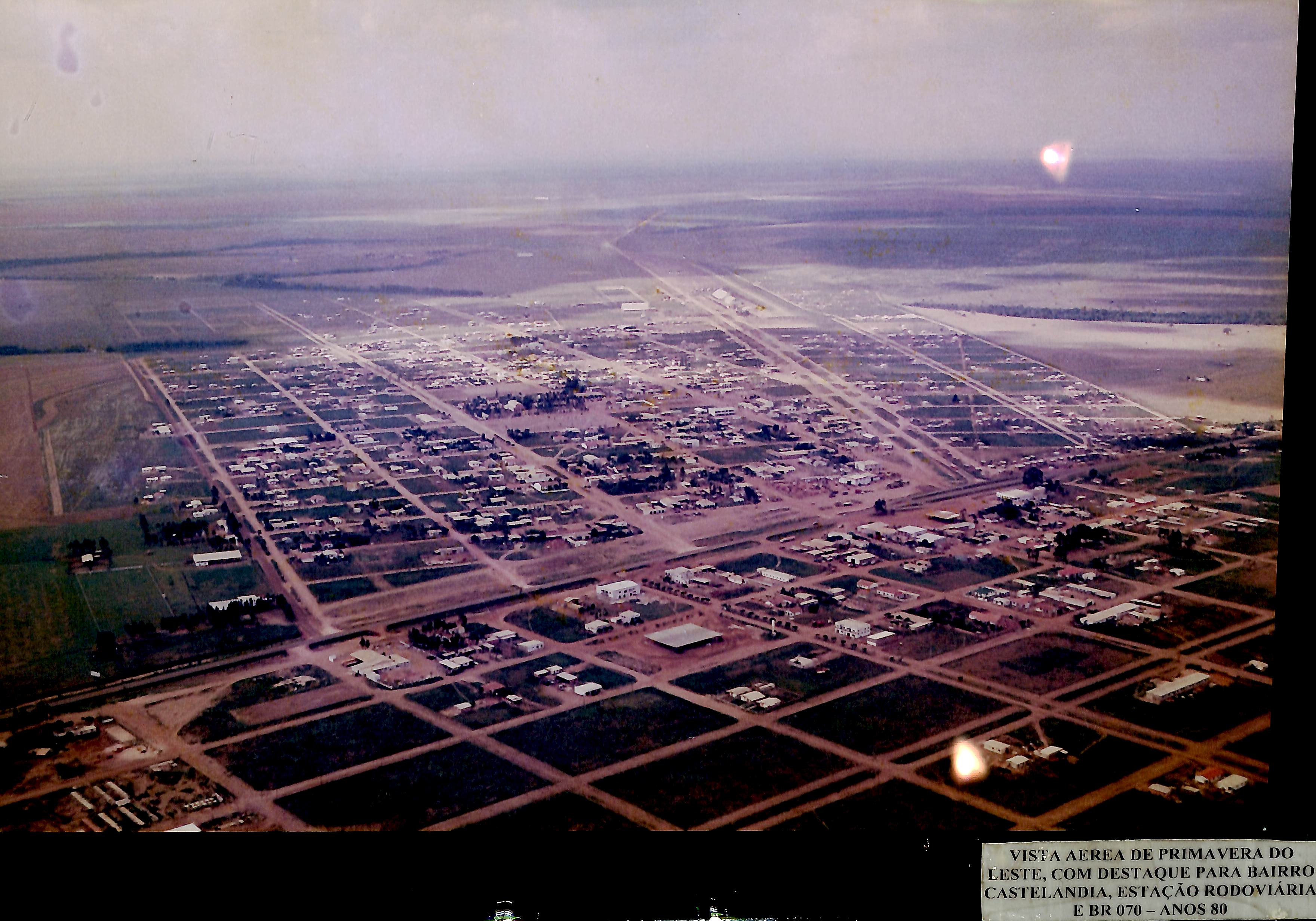Vista da cidade de Primavera do Leste, com destaque para o Bairro Castelândia, Estação Rodoviária e BR-070 - Anos 80