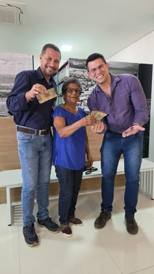 Doação de cédulas de dinheiro e moedas antigos realizado pela senhora Ana Helena de Souza