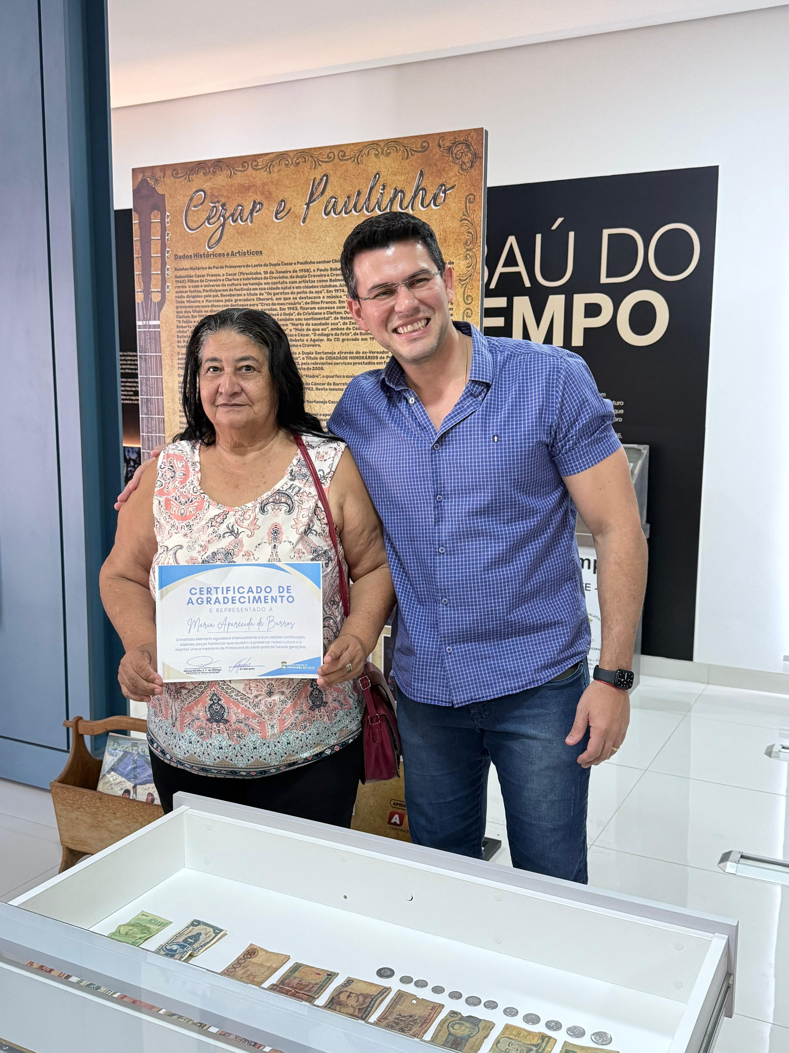 Doação de cédulas de dinheiro e moedas antigos realizado pela senhora Maria Aparecida de Barros